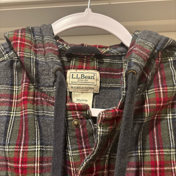 LL BEAN SLIGHTLY FITTED COTTON RED GREY PLAID HOODED SHIRT JACKET M REGULAR - Picture 3 of 15